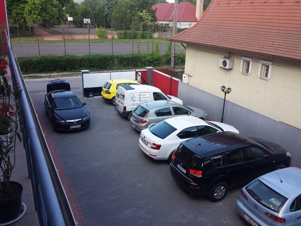Box Vendeghaz Hotel Nagykata Bagian luar foto